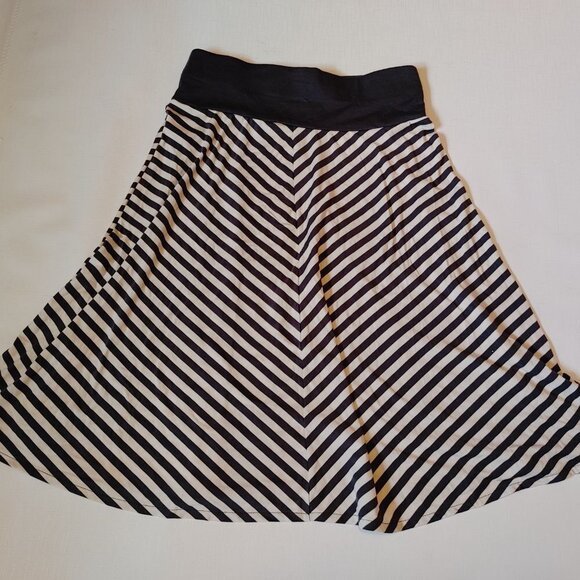 PRETTY Skirt Old Navy Chevron Long Length Medium - Picture 4 of 5